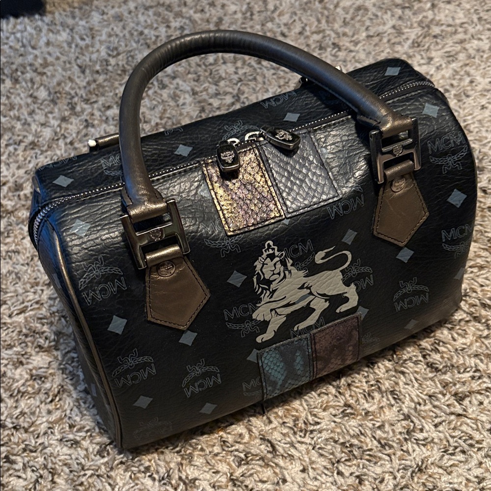 Authentic MCM ‘Visetos’ “Princess” Lioness ‘Boston’ Bag - Picture 3 of 16